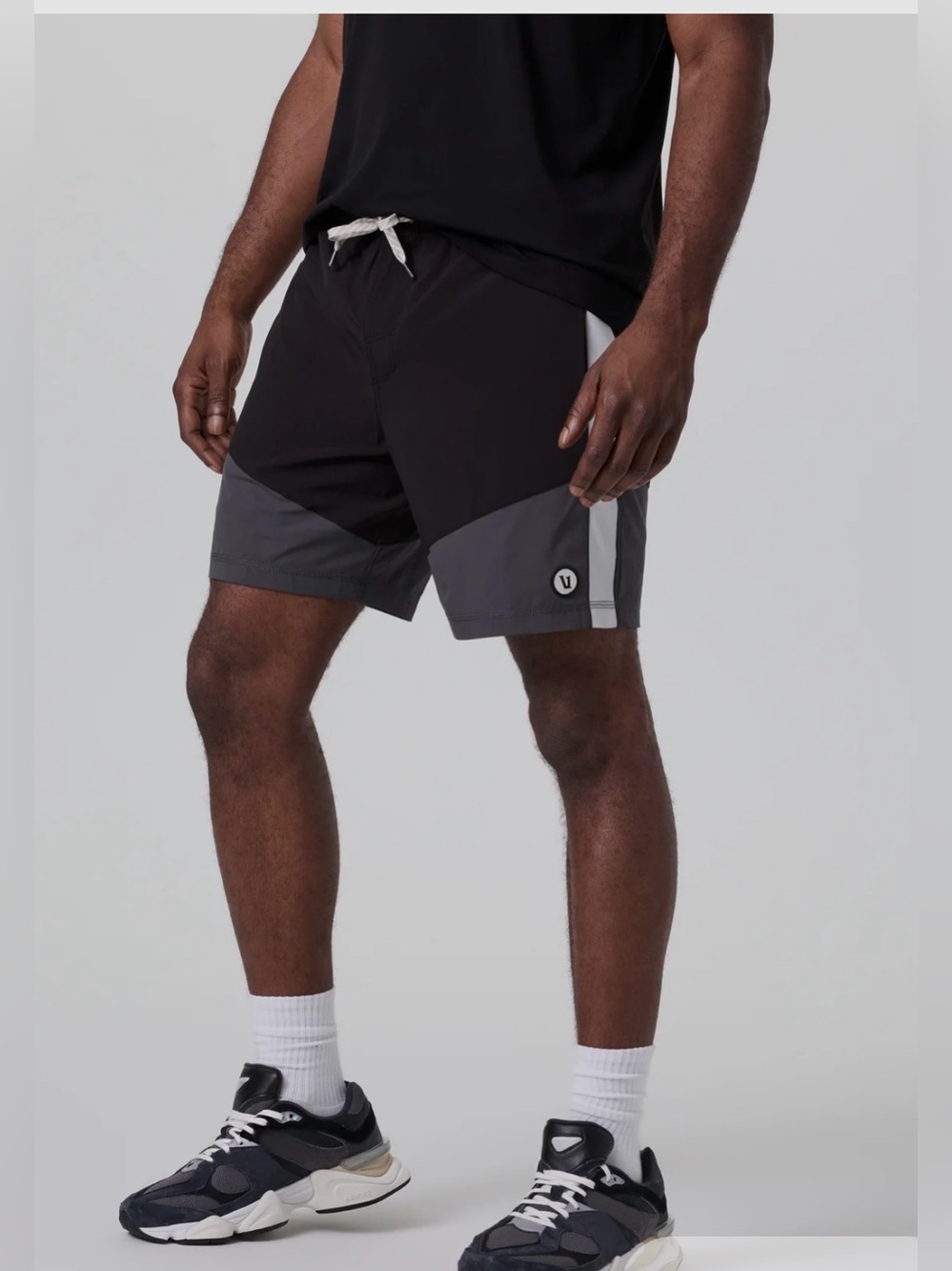 Vuori Kore Short X1 Lined Classic Fit 7" in Black/Dark Pewter/Salt Size Medium